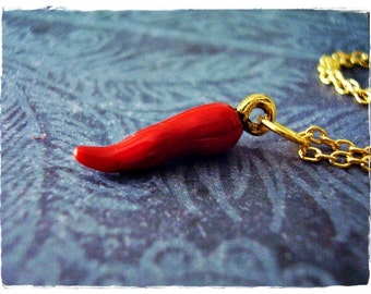 Collier de piment rouge - Charme de piment en étain d’or antique émaillé rouge sur une chaîne de câble plaquée or délicate ou un charme uniquement