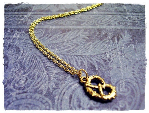 ■VINTAGE HOLLYWOOD■ Pretzel NecklaceVH23N6NE001B 05853 Playful Pretzel Pendant Necklace 14K Gold – Hey Happiness