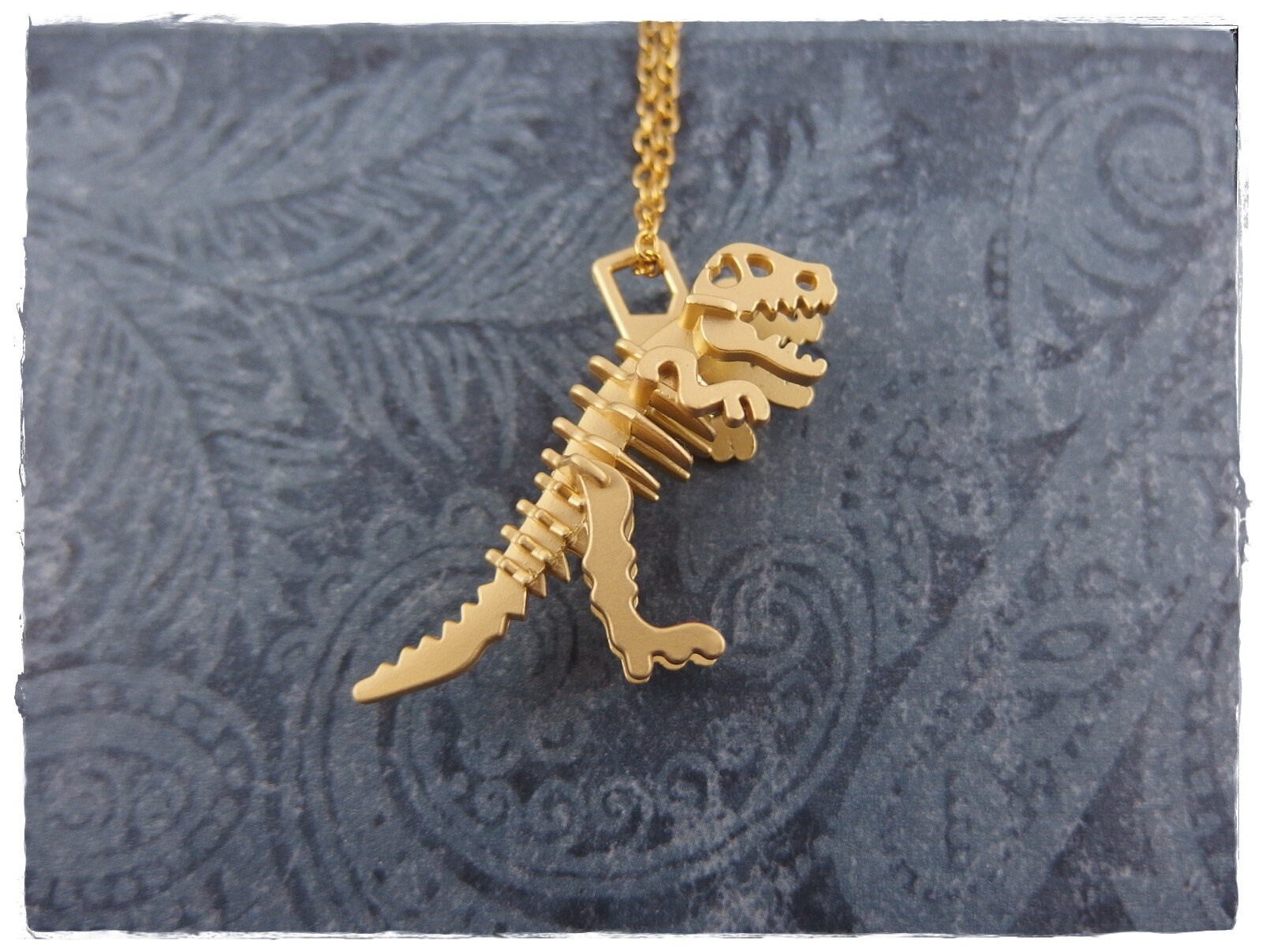 Collana con scheletro di tirannosauro in oro - Ciondolo con scheletro di T- Rex placcato in oro opaco su catena o ciondolo in acciaio inossidabile placcato in oro - Italia