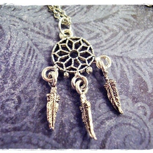 Collar de atrapasueños de plata: dije de atrapasueños de peltre plateado en una delicada cadena tipo cable de acero inoxidable o solo dije