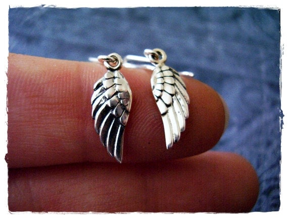 DESIGN - Orecchini a cerchio in argento sterling brunito con design ad ala d'angelo