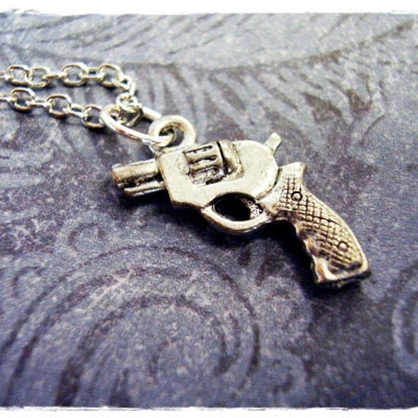 Petit collier de revolver en argent - Charme de revolver en étain antique sur une chaîne de câbles plaquée argent délicate ou un charme uniquement