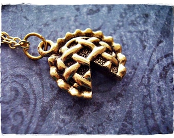 Collar con dije de pastel de enrejado dorado - Dije de pastel de enrejado de peltre dorado antiguo en una delicada cadena de cable chapada en oro o solo dije