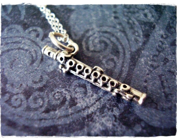 Piccolo Charm piastrina argentata con inciso LOVE 9 mm, x 2