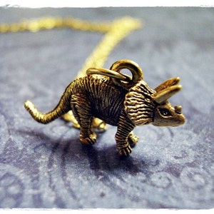Colar de Triceratops de Ouro - Pingente de Triceratops de Estanho Dourado Antigo em uma Delicada Corrente de Cabo Banhada a Ouro ou Somente Pingente