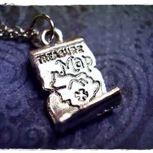 Collier carte au trésor en argent - breloque carte au trésor en étain argenté sur une délicate chaîne torsadée en acier inoxydable ou une breloque uniquement