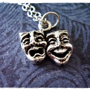 Zilveren theatermaskersketting - alleen zilveren tinnen theatermaskers bedel aan een delicate roestvrijstalen kabelketting of bedel