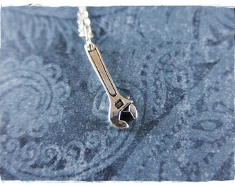Collar de llave inglesa de plata: dije de llave inglesa de plata esterlina en una delicada cadena tipo cable de plata esterlina o solo dije