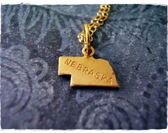 Tiny Gold Nebraska State Ketting - Ruwe Messing Nebraska Charme op een delicate 14kt Gold Filled Cable Chain of Charm Only