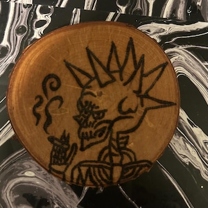 Puede incluir: Una taza de cerámica blanca con un asa negra y el texto "But First, Coffee" en negro, con una fuente de estilo manuscrito. La taza está sobre una superficie blanca.