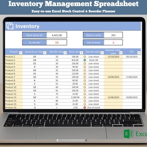 Op de afbeelding: Een laptop met een voorraadbeheersspreadsheet in Excel. Het scherm toont productgegevens, voorraadniveaus en informatie over herbestelling. De tekst bovenaan luidt "Inventory Management Spreadsheet". Een koffiemok en potloden zijn zichtbaar.