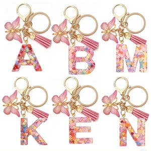 Llavero con letra personalizada: llavero con diseño de confeti rosa, regalo popular en color rosa.