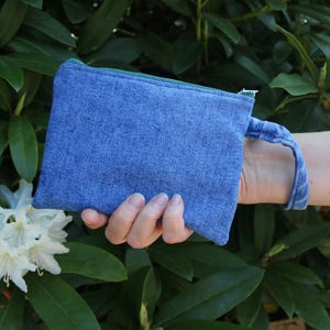 Bolso de mano de mezclilla azul reciclada. Bolso con cremallera para vaqueros, forrado con tela de cortina a rayas rosas, amarillas, verdes y marrones. Un regalo ecológico ideal.