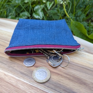 Porte-monnaie en denim recyclé avec doublure en coton à motif boisé avec un lapin, un cygne et un cerf. Un cadeau respectueux de l'environnement parfait.