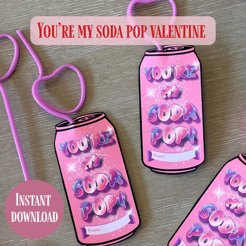 Op de afbeelding: Roze Valentijnsdag frisdrankblikjeskaarten met de tekst "You're my Soda Pop Valentine" en "Instant Download". Elke kaart heeft een ruimte om "From:" te schrijven. Een roze hartvormig rietje is bevestigd.