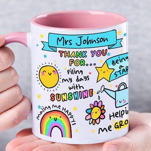 Puede incluir: Taza de cerámica blanca con interior y asa rosas, con un diseño colorido dibujado a mano. La taza incluye el texto: "Sra. Johnson, Gracias por... llenar mis días de sol, hacerme feliz, ser una estrella, ayudarme a crecer."