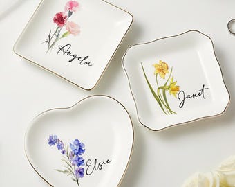 Gepersonaliseerde geboortebloem trinketschotel, aangepaste naam gouden rand ringschotel, bruidsmeisjesvoorstel en verjaardagscadeau voor haar