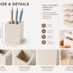 Op de afbeelding: Een witte, modulaire pennenhouder in baksteenstijl met een vierkante basis. Het product heeft stapelbare lagen en meet 8,7 cm in hoogte en 6,4 cm in breedte. Het ontwerp bevat een holle ruimte voor opslag en een getextureerde, blokachtige buitenkant.
