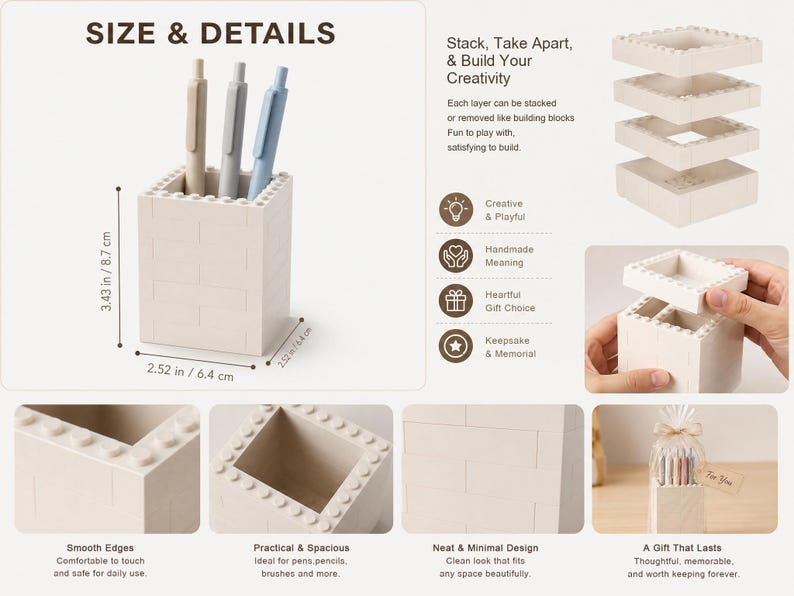 Op de afbeelding: Een witte, modulaire pennenhouder in baksteenstijl met een vierkante basis. Het product heeft stapelbare lagen en meet 8,7 cm in hoogte en 6,4 cm in breedte. Het ontwerp bevat een holle ruimte voor opslag en een getextureerde, blokachtige buitenkant.