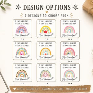 Op de afbeelding: Een verzameling van negen vierkante stickerontwerpen gelabeld van D1 tot D9, elk voorzien van een kleurrijke regenboogillustratie, een potloodafbeelding en de tekst "It takes a big heart to shape little minds" met de naam "Mrs. Pamela."