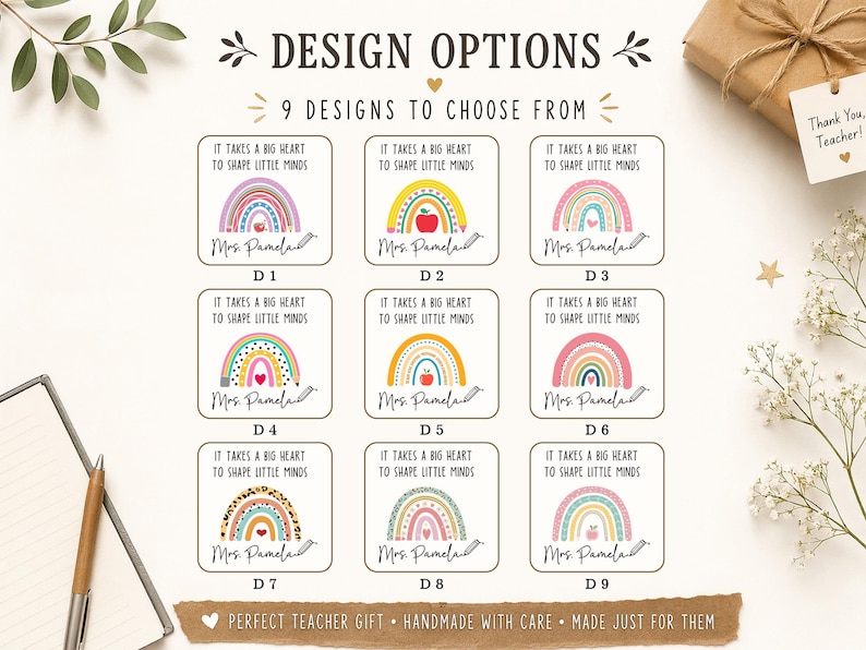 Op de afbeelding: Een verzameling van negen vierkante stickerontwerpen gelabeld van D1 tot D9, elk voorzien van een kleurrijke regenboogillustratie, een potloodafbeelding en de tekst "It takes a big heart to shape little minds" met de naam "Mrs. Pamela."
