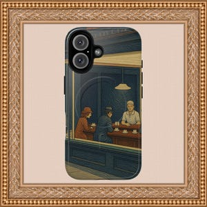 Könnte beinhalten: Eine Handyhülle mit einer Vintage-Illustration von drei Personen, die an einem Tresen sitzen. Die Illustration ist in einer gedämpften Farbpalette mit einem dunkelblauen Hintergrund gehalten. Die Handyhülle hat ein schwarzes Kameraobjektiv.