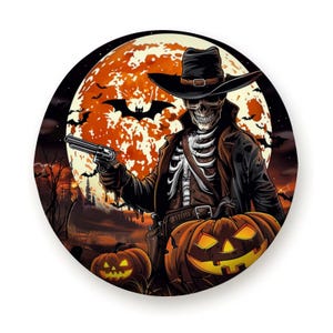 以下が含まれることがあります： ハロウィーンをテーマにしたイラスト。リボルバーを持った骸骨のカウボーイが、黒い帽子とコートを着ています。背景にはオレンジ色の満月、コウモリ、彫刻されたカボチャがあります。全体的なデザインは不気味なウェスタンテーマです。