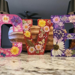 Custom Resin Letter – Personalized Decorative Initial with Glitter, Flowers & Name – Handmade Gift for Room Decor