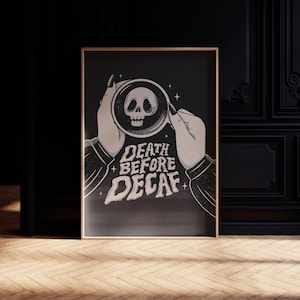 Könnte beinhalten: Gerahmter Kunstdruck mit schwarzem Hintergrund und goldenem Rahmen. Das Kunstwerk zeigt Hände, die eine Lupe über einem Totenkopf halten, mit dem Text "DEATH BEFORE DECAF". Das Thema ist gothisch und kaffeebezogen. Geeignet für Küche oder Esszimmer.