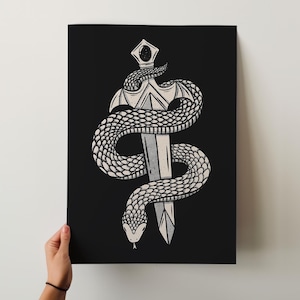 Puede incluir: Ilustración en blanco y negro de una serpiente enrollada alrededor de una espada. La serpiente tiene un patrón de escamas detallado y se envuelve alrededor de la hoja de la espada. La obra está sobre fondo negro.