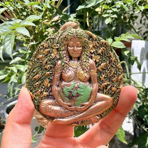 Mother Earth Gaia，Round Resin Gaia Decorations，Goddess Gaia pendant，Resin Statue Sculpture，Reiki Healing，Home Decoration, Crystal Gifts 1PC