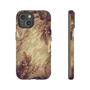 Funda para teléfono con collage botánico: flores sepia vintage y letras manuscritas.