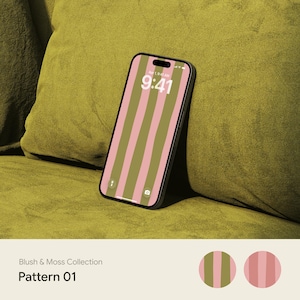 Può includere: Uno smartphone nero mostra uno schermo con un motivo a righe rosa e verde oliva. L'ora 9:41 è visibile sullo schermo. Il telefono è appoggiato su una superficie strutturata verde oliva. Il testo "Blush & Moss Collection" e "Pattern 01" è in basso.