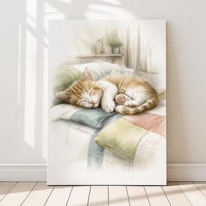 Puede incluir: Impresión de estilo acuarela de un gatito durmiendo. El gatito naranja y blanco está acurrucado en una cama con almohadas y una colcha de retazos coloridos. La obra de arte se muestra en un lienzo blanco, creando una escena serena.