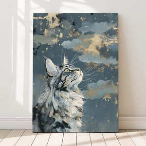 Silber getigerte Maine Coon Wandkunst – Sternenklarer goldener Nachthimmel in Aquarell Schichten – Mystischer Katzen Druck | Purrfect Drucke