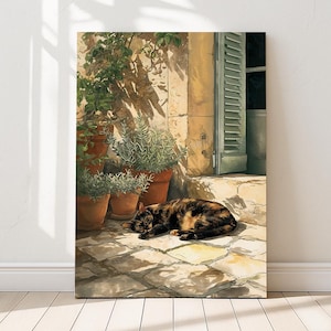 Op de afbeelding: Een canvas print toont een lapjeskat die rust op zonovergoten stenen bestrating. Terracotta potten met groene planten staan bij een verweerde stenen muur en een half open luik. Het kunstwerk roept een rustige, mediterrane scène op.