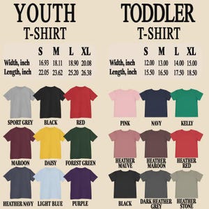 以下が含まれることがあります： 様々な色の子供用Tシャツの画像。スポーツグレー、ブラック、レッド、ピンク、ネイビー、ケリーグリーンなど。サイズチャートには、各サイズ（S、M、L、XL）の幅と長さの測定値がインチで表示されています。