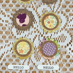 Ensemble d’embellissement assorti // Cercles de pétoncles // Poche vélin // Embellissements de journaux indésirables // Embellissements de cartes // Étiquettes