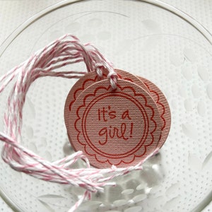 C'est une fille Tags || Étiquettes pour baby shower || Tags de genre || Médailles pour bébé || Lot de 6
