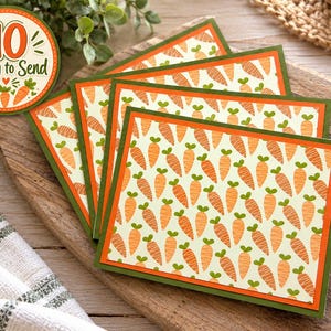Pode incluir: Uma pilha de cartões de felicitações retangulares com um padrão repetitivo de cenouras cor de laranja com topos verdes sobre um fundo creme. Cada cartão é emoldurado por uma borda laranja fina e uma borda verde escura. Um autocolante circular diz $10 Ready to Send.