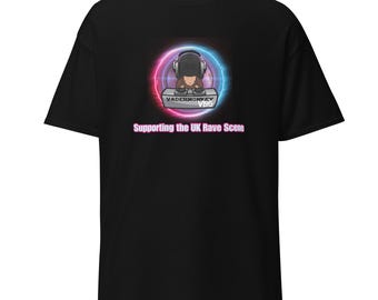 Może przedstawiać: Czarny T-shirt z różowo-niebieskim nadrukiem przedstawiającym kreskówkowego DJ-a z tekstem "Vadermonkey Vibes" i "Supporting the UK Rave Scene".