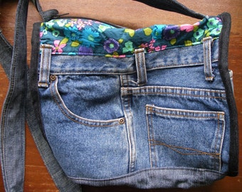 Axelväska i återvunnen denim, blomfodrad, jeansväska