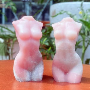 ピンクオパールクリスタルの女性胴体、手彫り彫刻