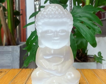 Statua del Buddha in selenite intagliata a mano: decorazione di cristallo curativo, 5,5"