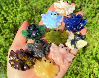 Puede incluir: Una colección de diez pequeñas figuritas de murciélago talladas a mano a partir de varios tipos de piedra pulida. Los murciélagos son de varios colores, incluyendo verde, azul, rosa, marrón y amarillo.