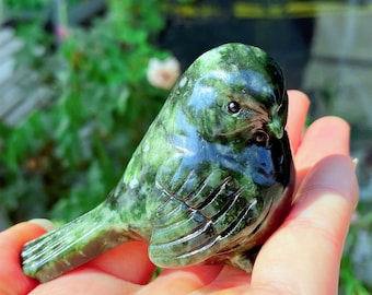 ローズクォーツの鳥の彫刻：アメジストの台座にアベンチュリンの羽根