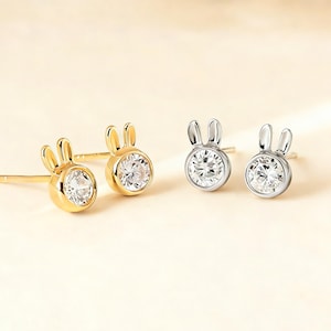Pendientes de conejito de plata de ley: moissanita y cristal de circonita, joyas inspiradas en la naturaleza.