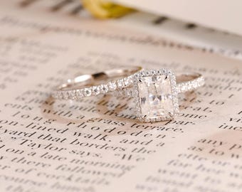 Set di anelli di fidanzamento, set da sposa e fede nuziale a giro completo in oro massiccio con moissanite taglio radiante.