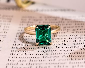 Anillo de compromiso solitario de oro macizo con esmeralda sintética, piedra natal de mayo.