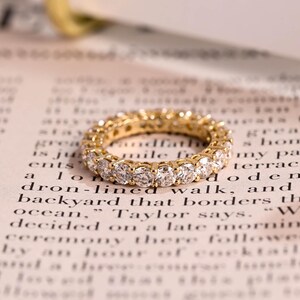 Anillo de bodas de oro macizo con diamantes D/VS1 y corte redondo con certificación IGI, ideal para bodas de eternidad completa, a juego, regalo de aniversario para esposa.